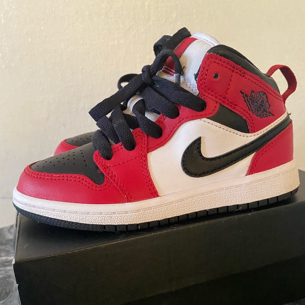 Jordan 1 Mid (PS) Chicago Toe